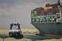 Slæbebåd foran stort containerskib