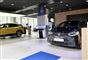 To biler i et showroom