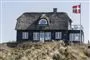 Et sommerhus i solen med Dannebrog