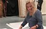 en smilende blond kvinde