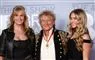 Rod Stewart flankeret af kone og datter