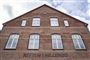 Retten i Hillerød set udefra. Det er en rødstens bygning. 