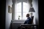 Jakob Engel-Schmidt set i profil siddende i en stol ved et vindue på Christiansborg