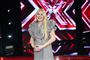 x factor deltageren nicoline steen kristensen står på scenen 