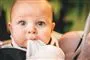 baby kigger med stofble i munden