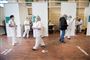 borgere og sundhedspersonale  i vaccinationscenter 