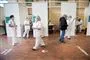 borgere og sundhedspersonale  i vaccinationscenter 