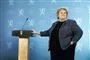 norges statsminister erna solberg står ved pult