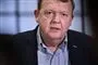 Lars Løkke Rasmussen tæt på. Han ser alvorlig ud i ansigtet. Han er iført lyseblå skjorte og en sort habbitjakke.
