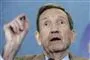 Ramsey Clark på talerstolen. 