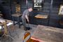 mand fejer gulv i pub