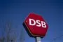 dsb skilt med blå himmel i baggrunden