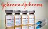 fire glas med coronavaccine foran logoet fra Johnson & Johnsn 