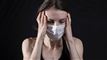 kvinde med maske ser syg ud