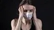 kvinde med maske ser syg ud