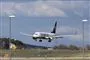 Et fly er ved at lette i en lufthavn.
