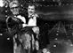 Ole Bredahl løfter Ulla Bjerre så hun ligger i hans arme. De er fotograferet på scenen i forbindelse med Melodi Grand Prix. 