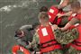 En overlevende på vej op i en båd