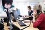 Folk taler i telefon