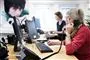 Folk taler i telefon