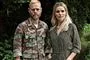 Carsten Bjørnlund og Marie Bach Hansen står i militærtøj