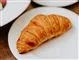 croissant ligger på tallerken