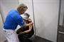 kvinde får vaccination med et stik i skulderen