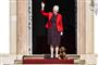 Dronning Margrethe vinker med gravhund ved sin side