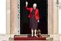 Dronning Margrethe vinker med gravhund ved sin side