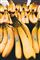 En masse bananer i et supermarked
