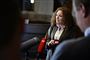 rosa lund fra enhedslisten bliver interviewet af tv-hold