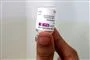 Person holder glas med Corona-vaccine