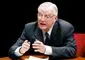 walter mondale sidder ved bord og taler 