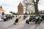 folk holder gudstjeneste udenfor en kirke