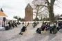 folk holder gudstjeneste udenfor en kirke