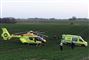 helikopter og ambulance på mark 
