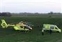 helikopter og ambulance på mark 