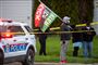 politibil holder ved siden af mand med banner 