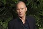 skuespilleren michael keaton i sort skjorte 