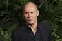 skuespilleren michael keaton i sort skjorte 