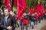 Demonstranter med røde faner