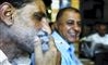 Mens resten af Irak bekæmper selvmordsbombere og kidnappere, er Nordirak gået i krig med rygerne. Azad Jalel Kaled (til venstre) ryger dog stadig, mens Salih Omer Kader (i midten) finder sig i osen. Nyhedsavisen/Michael S. Lund