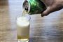 En øl bliver skænket op i et glas