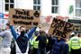demonstranter med skilte
