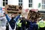 demonstranter med skilte