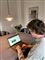 Mand med åben computer på spisebord