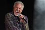 billede af tom jones som synger