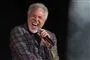 billede af tom jones som synger