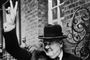 billede af churchill, der viser v-tegnet