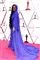 Sangeren H.E.R på den røde løber i en gulvlang blå kjole med hætte. 